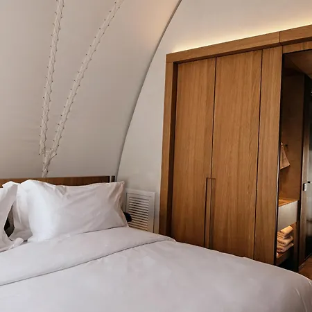 91 Riviera, The Hotel